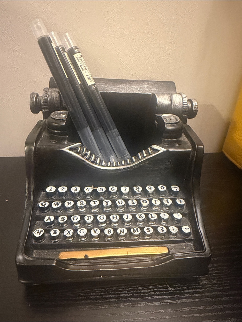 Vintage-Style Black Typewriter Pen Holder - Home Office Décor with 3 amazing 🖊️